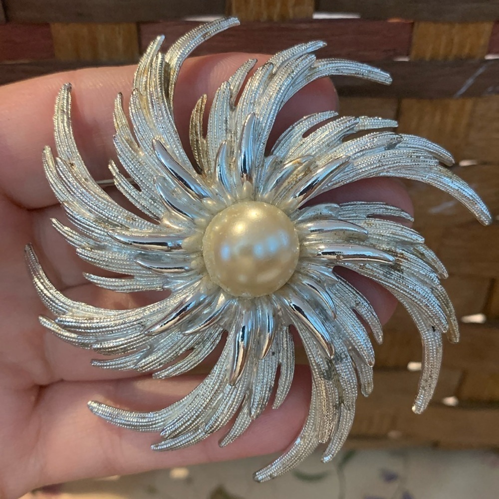 Vintage Sarah Coventry Silver Tone Floral Sunburst 3” Faux Pearl Center Brooch